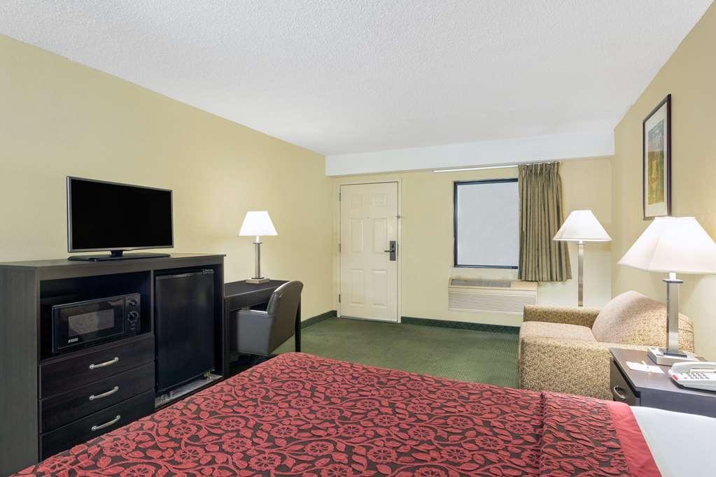 Days Inn & Suites By Wyndham Columbia Airport West Columbia Room photo
