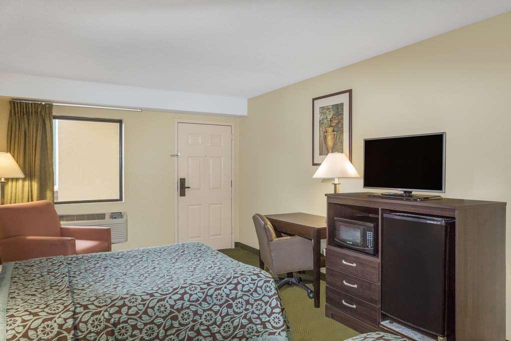 Days Inn & Suites By Wyndham Columbia Airport West Columbia Room photo